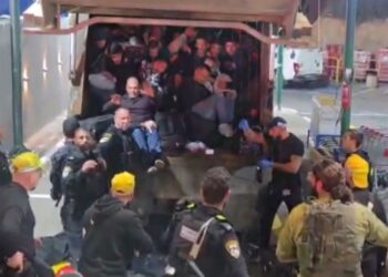 "Israel intercepta camión de basura con 60 palestinos ocultos "