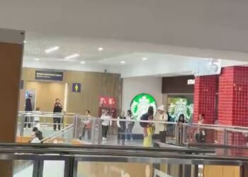 #VIDEO: "Lluvias en la CDMX exhiben "cascadas" en la Terminal 1 del AICM"