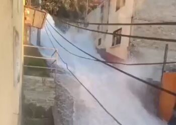 "Megafuga de agua se convierte en cascada y daña viviendas en Álvaro Obregón, Ciudad de México"