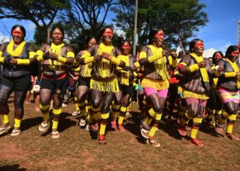 Miles de indígenas marchan para exigir la demarcación de tierras en Brasil