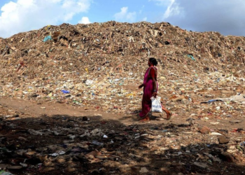 "Montañas de basura en las calles de Sicilia-Italia debido al cierre del estrecho de Ormuz"