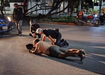 Motociclista ebrio sufre fuerte accidente tras chocar contra camellón en la avenida Lakin