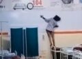 "Niña de 14 años causa pánico en hospital de India al intentar subir por una pared"