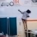 "Niña de 14 años causa pánico en hospital de India al intentar subir por una pared"
