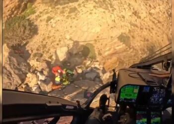 "Rescate de alto riesgo: salvan a pescador atrapado en acantilados de España"