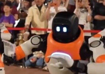 "Robots humanoides protagonizan el futuro del entretenimiento en las plazas de China"