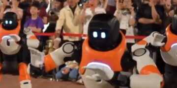 "Robots humanoides protagonizan el futuro del entretenimiento en las plazas de China"
