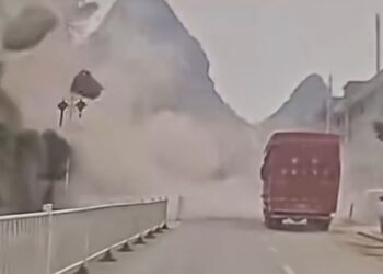 “Terrible desprendimiento de rocas aplasta un camión en Hechi, China"