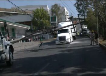 #VIDEO: "Tráiler se atoró con cables y derribó poste eléctrico en el Estado de México"