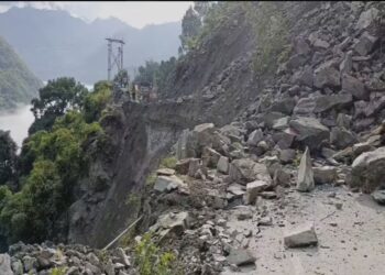 #VIDEO: "Un deslizamiento de tierra masivo bloquea la carretera Bagheigarh–Chanju en India"