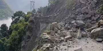 #VIDEO: "Un deslizamiento de tierra masivo bloquea la carretera Bagheigarh–Chanju en India"