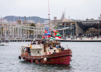 Una nueva flotilla con ayuda humanitaria navega hacia Gaza para romper el bloqueo