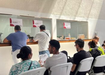 Usuarios abarrotan los módulos por el último día del canje de placas en Cancún