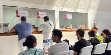 Usuarios abarrotan los módulos por el último día del canje de placas en Cancún