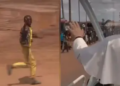 "Viral el entusiasmo de un niño que sigue al papa Leon XIV por las calles de Angola"