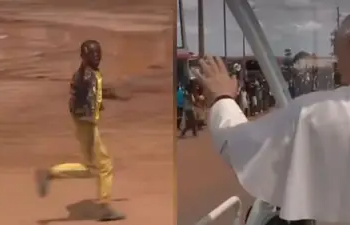 "Viral el entusiasmo de un niño que sigue al papa Leon XIV por las calles de Angola"