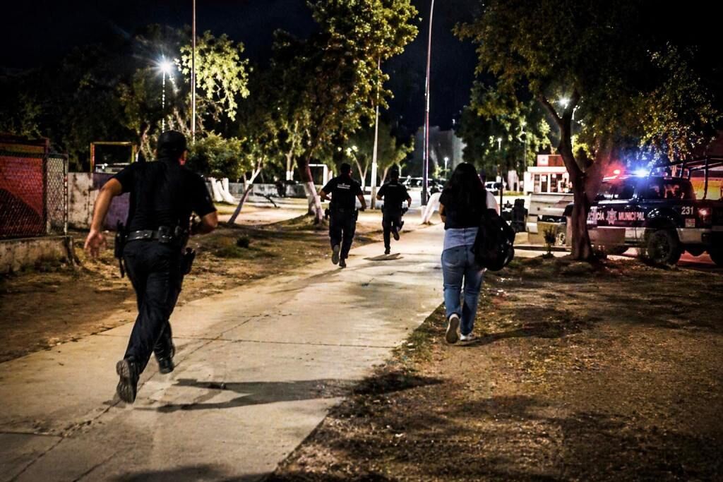 Patrulla de la Policía Municipal de Cajeme donde un adolescente detenido logró escapar con ayuda de su madre. El hecho fue captado en video y generó movilización policial.