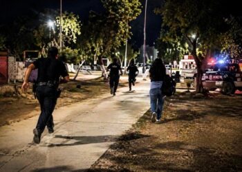 Adolescente detenido escapa de patrulla en Sonora con ayuda de su madre