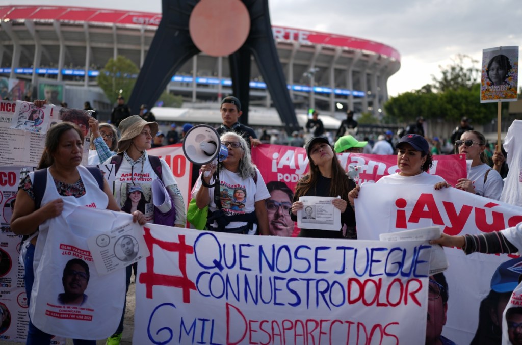 Manifestación frente al Estadio Azteca para exigir al gobierno mexicano que ayude a localizar a sus familiares desaparecidos, antes del partido amistoso de fútbol entre México y Portugal, el sábado 28 de marzo