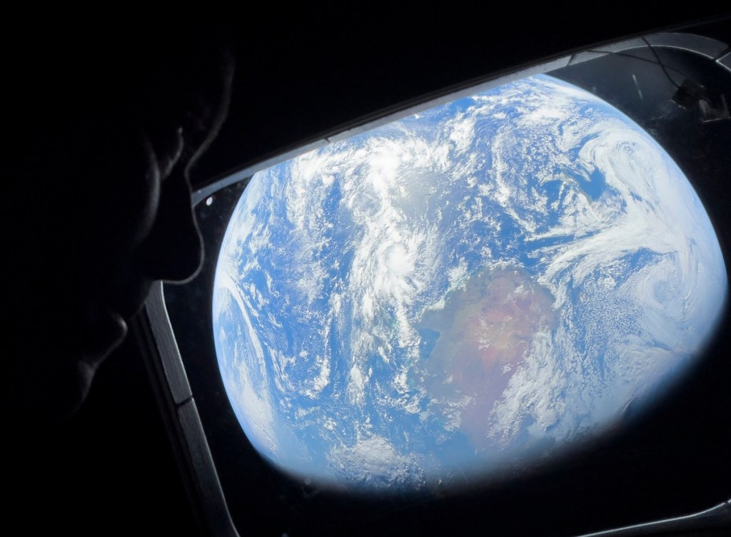 Los astronautas de la Misión Artemis II dejaron la influencia lunar y se dirigen a la Tierra