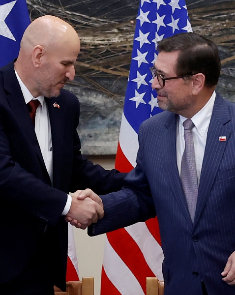 El ministro de Relaciones Exteriores chileno, Francisco Pérez Mackenna (derecha), saluda al embajador de Estados Unidos en Chile, Brandon Judd, ayer