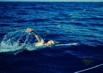 David Olvera impone récord en México al nadar 85 km en mar abierto