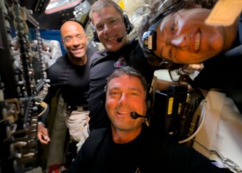 Destellos, polvo y nuevos colores, lo que vieron astronautas de Artemis II al pasar por la Luna