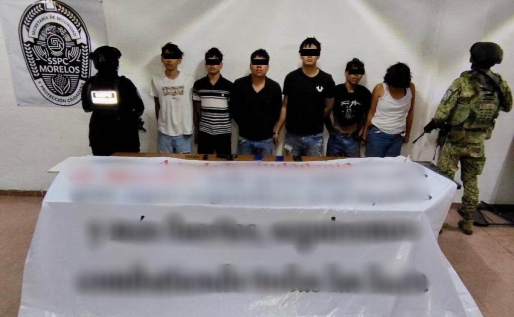 Autoridades detienen a seis personas en Tlaltizapán cuando colocaban una narcomanta con mensaje de amenaza.