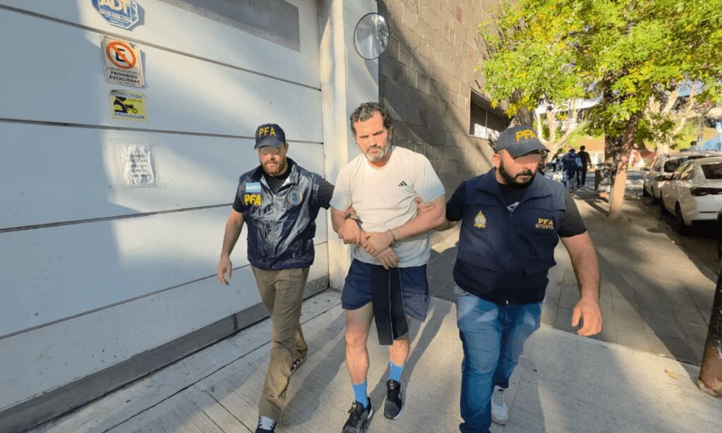 Revelan que Fernando Farías Laguna, marino detenido por huachicol, se ocultaba en un lujoso departamento de Buenos Aires, usando una identidad falsa.