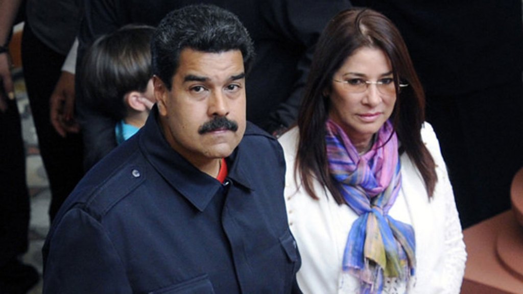 Estados Unidos modifica sanciones contra Venezuela para permitir al gobierno cubrir los gastos de la defensa legal de Maduro