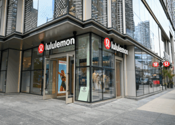 Fiscal de Texas inicia investigación contra marca de ropa por uso de PFAS: qué son y por qué preocupan