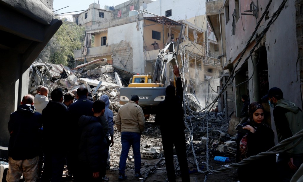 Personas observan ayer mientras maquinaria retira escombros de edificios destruidos por un bombardeo israelí cerca del hospital de la Universidad Rafik Hariri —el hospital público más grande de Líbano— en el distrito de Jnah de Beirut. Al menos cuatro personas murieron, y 35 resultaron heridas debido al ataque