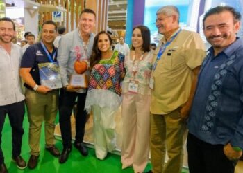Junto con líderes del turismo, Mara Lezama, Josefina Rodríguez y Evelyn Salgado recorren el pabellón del Caribe Mexicano