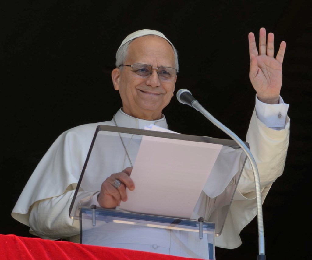El papa León XIV ayer lunes durante el rezo del Regina Caeli
