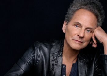 Lindsey Buckingham, exguitarrista de Fleetwood Mac, sufre ataque de presunta acosadora