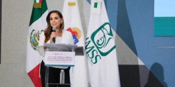 Mara Lezama y Zoé Robledo reciben a 123 especialistas al IMSS para fortalecer la atención médica en Quintana Roo