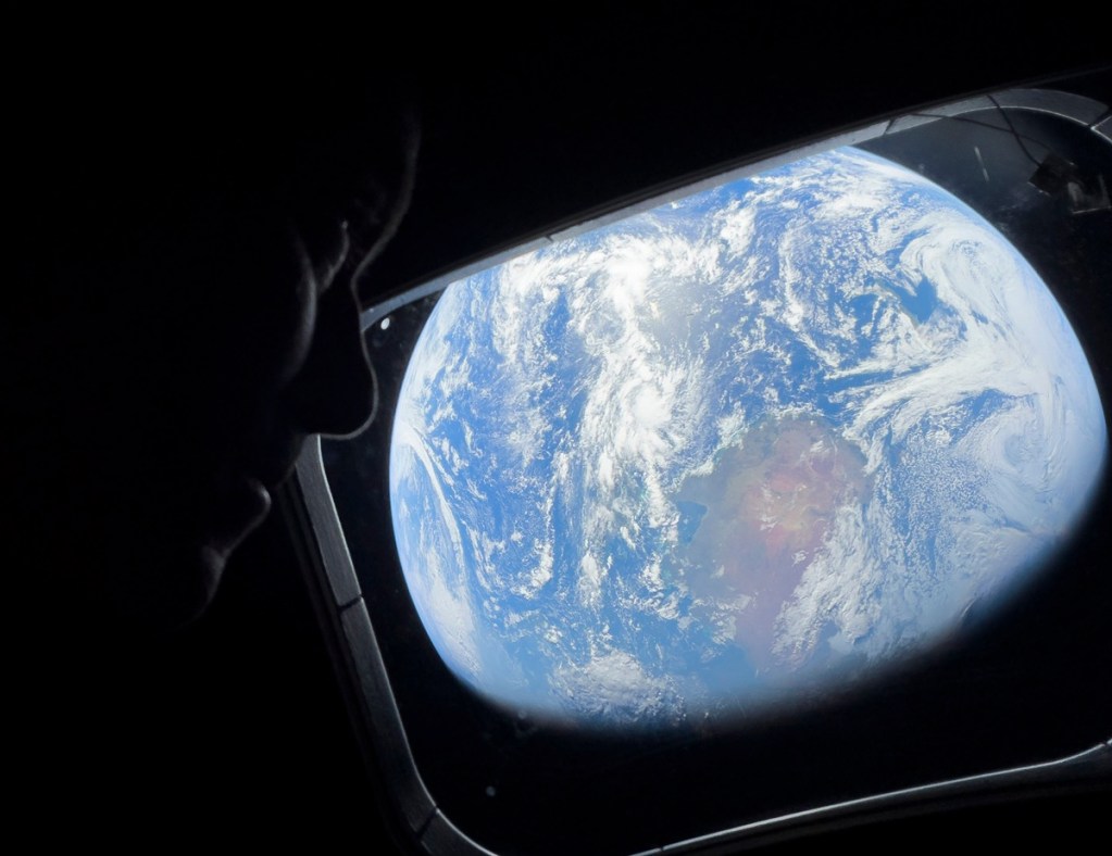 Fotografía tomada de la cuenta oficial en X del astronauta Reid Wiseman, que muestra una imagen de Wiseman desde la capsula Orión.