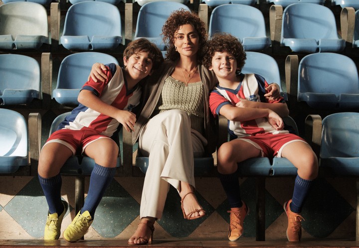 Dos mellizos, una misma madre y dos diferentes padres. Fotografía de la serie de Netflix “Mentiras desesperadas” que aborda la superfecundación heteropaternal