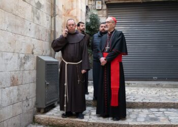 “No hay oscuridad que no nos permita celebrar”, dice el patriarca latino en Tierra Santa