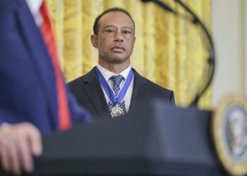 Nuevo video muestra que Tiger Woods miraba su celular en el momento del accidente de tráfico