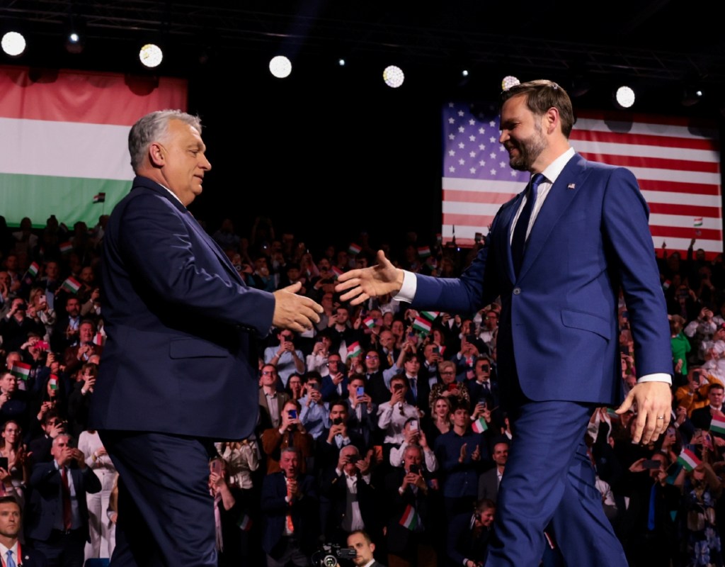 El vicepresidente Vance (derecha) con el primer ministro húngaro, Viktor Orbán, al acompañarlo en un mitin antes de la elección