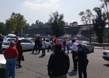Taxistas bloquean la México-Pachuca; denuncian extorsión y asesinatos