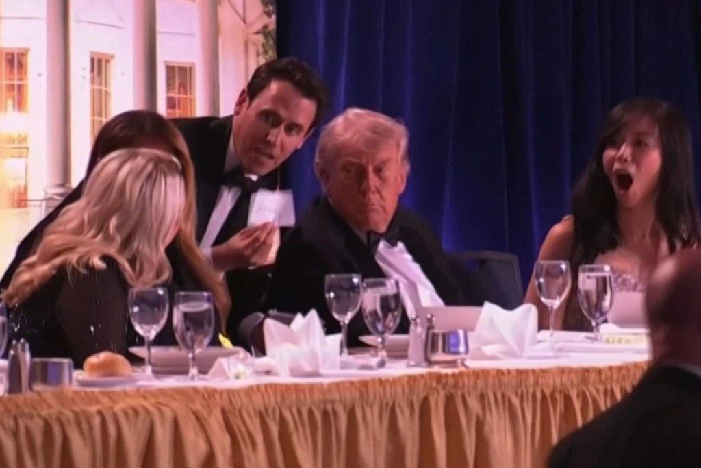 Captura de imagen de un video facilitado por la Casa Blanca de la cena de corresponsales en la Casa Blanca, donde estaba el presidente Donald Trump (EFE)