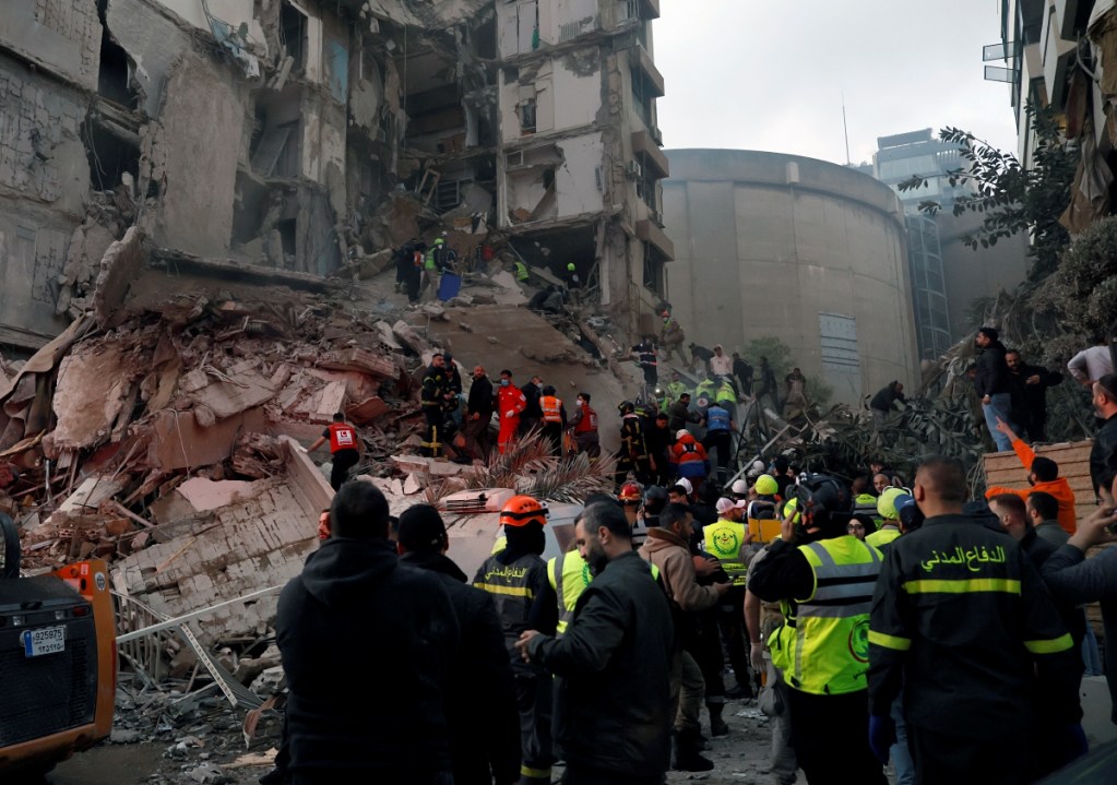 Beirut (Lebanon), 08/04/2026.- First responders search for missing people under the rubble of a partially destroyed residential building following an Israeli air strike, in the Tallet al-Khayat neighborhood of Beirut, Lebanon, 08 April 2026. Israel launched a large-scale attack on multiple locations across Lebanon, with many hitting central Beirut one day after the United States and Iran agreed to a ceasefire to end hostilities between the two countries. In a statement, the Israeli government announced the ceasefire does not include Lebanon and they will continue to strike Hezbollah locations throughout the country. (Líbano, Estados Unidos, Hizbulá/Hezbolá) EFE/EPA/WAEL HAMZEH