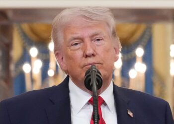 Trump dice a Fox News que alcanzará un acuerdo con Irán o todo volará mañana