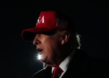 Trump publicó una foto suya como Jesús, la borró y ahora busca justificarse