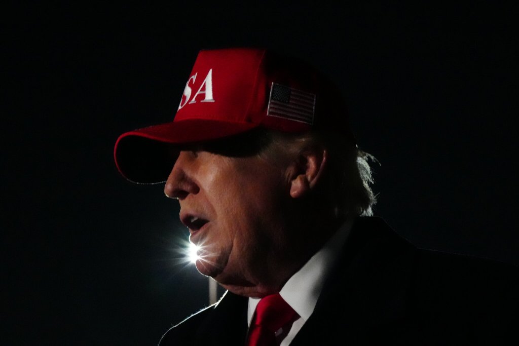 Trump publicó una foto suya como Jesús, la borró y ahora busca justificarse