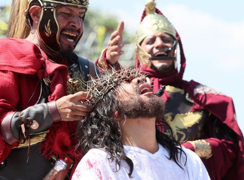 La coronación de espinas, escena previa a la segunda estación del vía crucis de Viernes Santo en Iztapalapa. A la izquierda, la Verónica consuela a Cristo antes de enjugarle el rostro