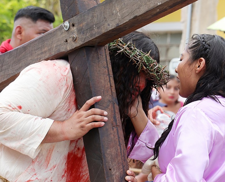 Jesús crucificado al final del vía crucis del Viernes Santo en Iztapalapa en su 183º edición. A la izquierda, el nazareno Ángel dijo que cargar una cruz en Semana Santa es una experiencia espiritual
