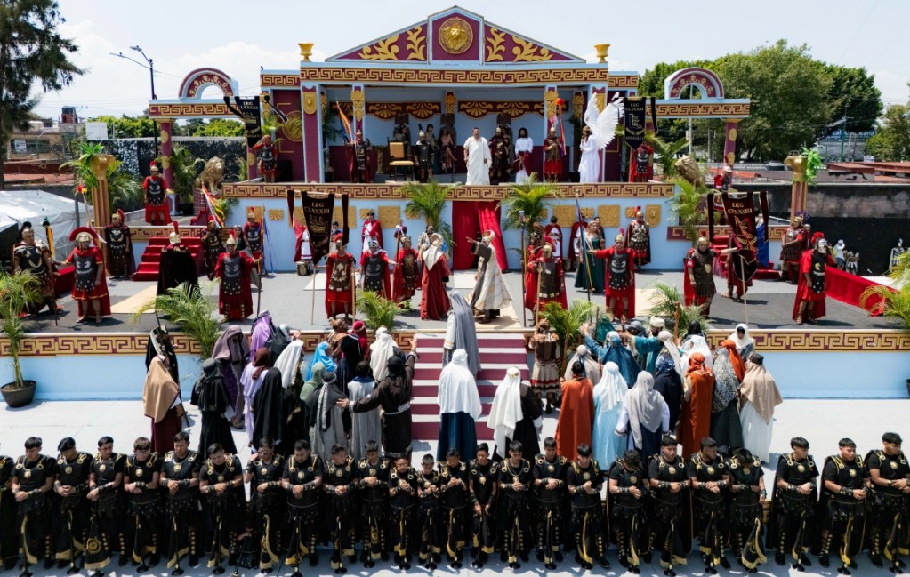 Toma aérea de la escenificación del vía crucis de Viernes Santo en la delegación de Iztapalapa en su 183º edición, la primera desde que la Unesco la declaró como Patrimonio Cultural Inmaterial de la Humanidad